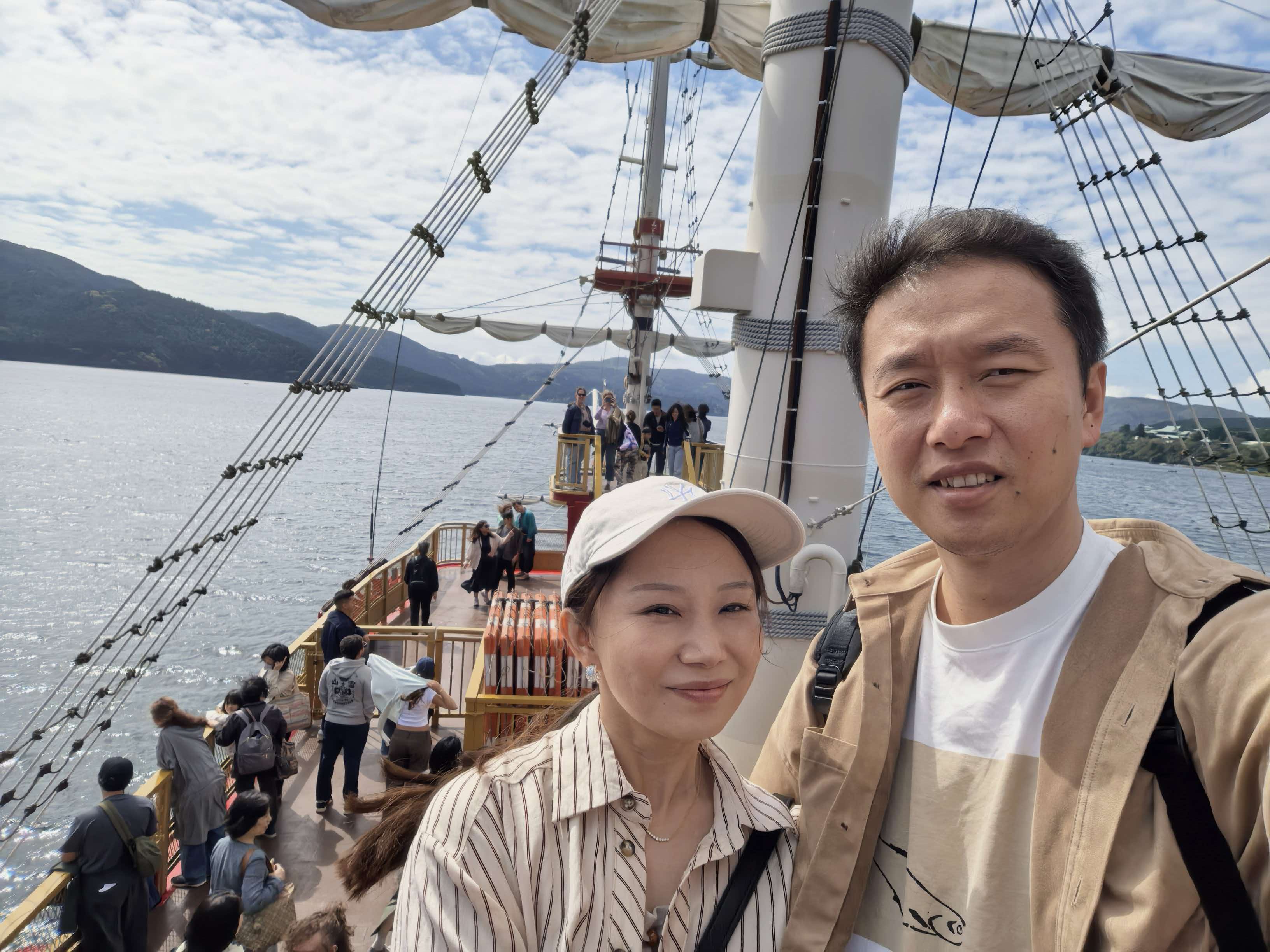 芦之湖海盗船上的合影