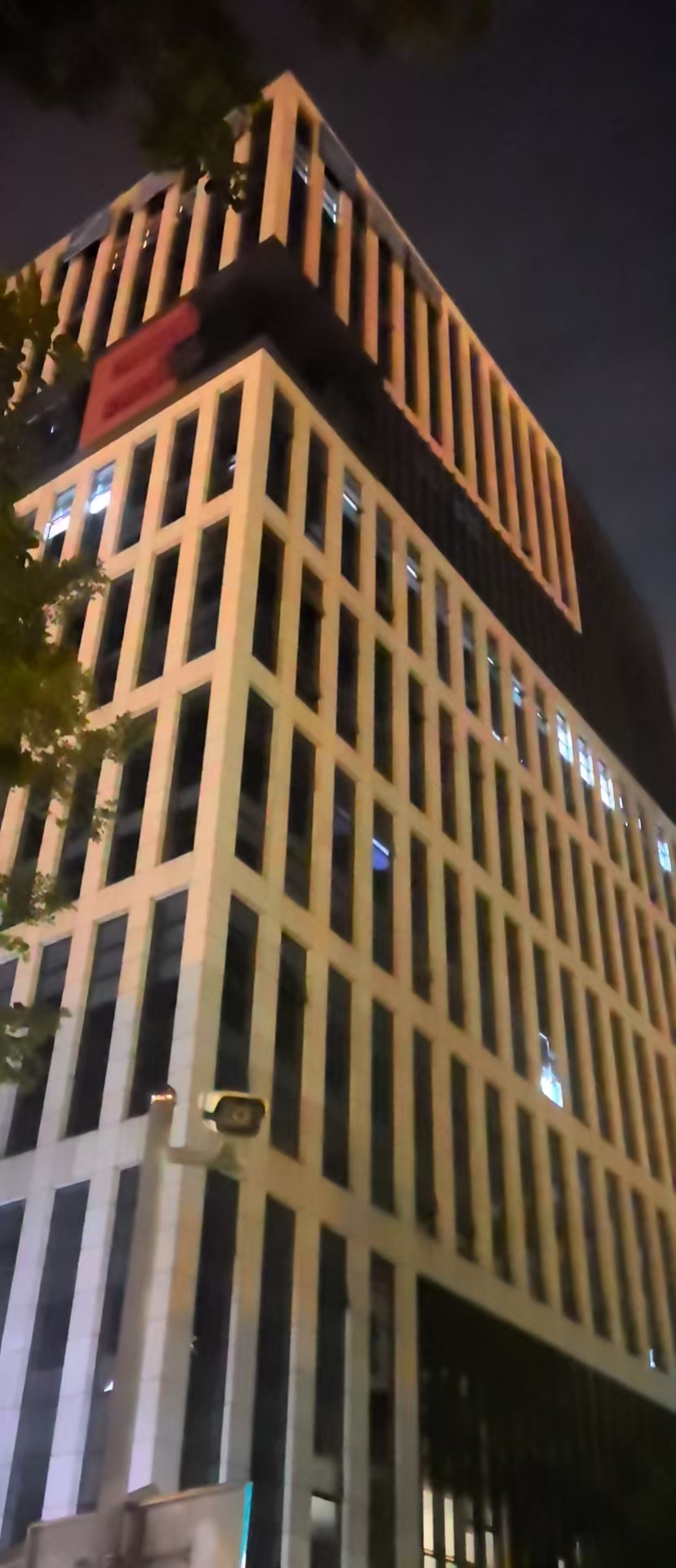 夜晚的公司大楼